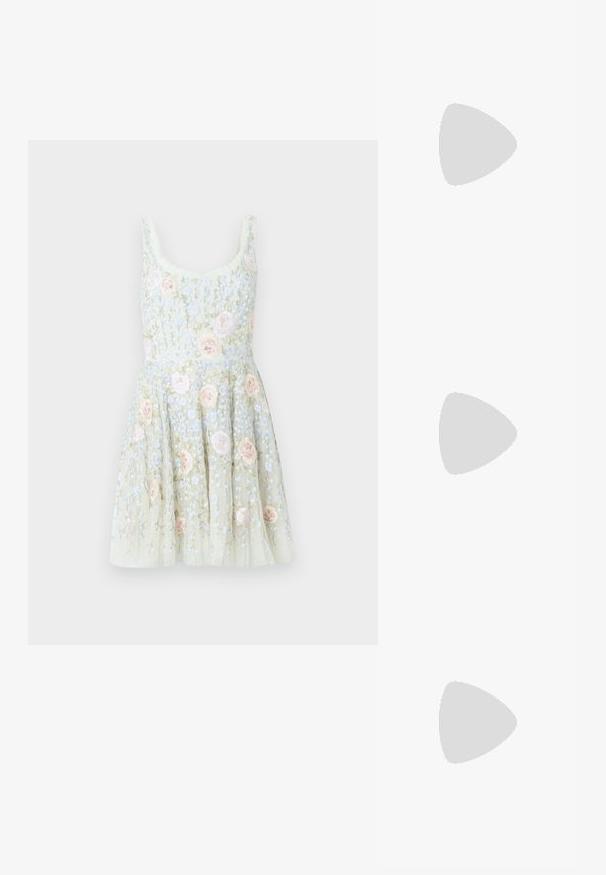 Lühike lilleline kleit kahvaturohelises toonis, millel on tikitud roosad roosid ja sinised õied. Omaduseks on liibuv ülakeha ja kellukas seelik.; Beez kõrge kontsaga sandaalid, millel on punutud tekstuur, dekoratiivne lilleke ja pahkluu rihm. Ruudukujuline konts tagab stabiilsuse.; Kootud beež käsipakiga kott, millel on kumer käepide, tekstuuriga pind ja pruun tassi detail. Omab vabalt laskevat, hobo stiilis kuju.; Kuldsete rõngaste kõrvarõngad, millel on sile, ümar disain ja poleeritud pind. Kõrvarõngad on kompaktsed, suurte vormide ja sujuva klambriga.