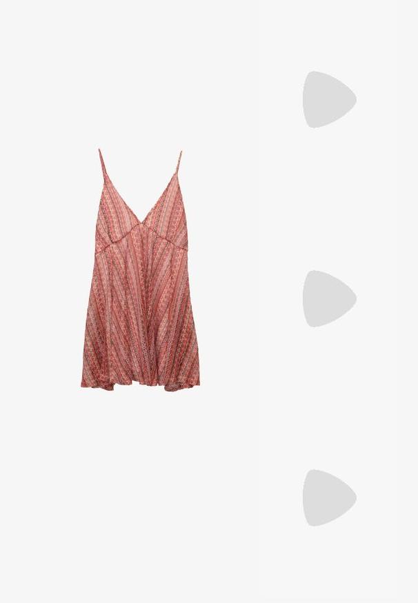 Rochie ușoară, cu un imprimeu roșu și roz, cu bretele subțiri reglabile, decolteu în formă de V și un design lejer, fluid.; Sandale cu toc din patent negru, cu vârf pătrat, curele la gleznă și catarame din argint. Dispune de un toc gros pentru stabilitate.; Ochelari de metal aurii cu lentile ovale, brațe subțiri și suporturi nazale clare. Prezintă accente subtile la balamale și lentile transparente.; Geantă din piele neagră, cu o formă curbată, curea detașabilă și accesorii aurii. Geanta are un capac cu un detaliu tip cataramă.