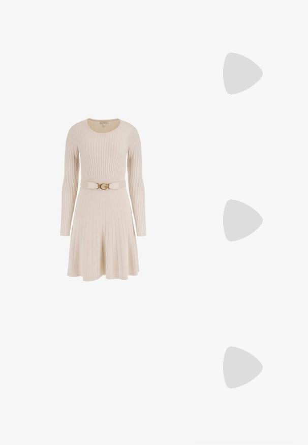 Guess PLEATED - Jumper dress - creme; Calvin Klein Classic heels - black; Calvin Klein HARDWARE STRAP MEDIUM CROSSBODY - Cross body bag - black; Calvin Klein SET - Ring - silver-coloured/rose gold-coloured/gold-coloured