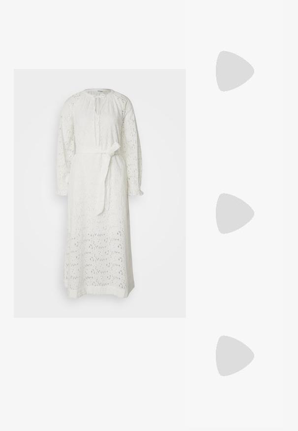 Selected Femme SLFSONORA DRESS - Dnevna haljina - snow white; Crne lakirane kožne sandale s otvorenom petom i špicastim vrhom, s geometrijskom blok petom. Imaju elegantan, minimalistički dizajn i glatku teksturu.; Crna kožna torba s lukovitim oblikom, odvojivim remenom i zlatnim detaljima. Torba ima preklop s kopčom.; Prsten u zlatnoj nijansi s organskim, uvijenim dizajnom, glatkom teksturom i suženim krajevima, koji stvara moderan, skulpturalni izgled.