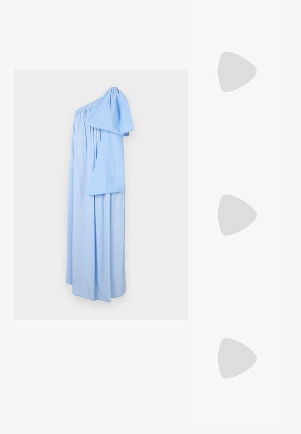 Sleeper Koktélruha / Partiruha - blue; Fehér, pántos szandál enyhe sarokkal, vékony pántokkal és sima bőr textúrával; kis díszítő csattal rendelkezik.; Arany, gyűrött textúrájú kézitáska, téglalap alakú, lánc pánttal és fedélzáras záródással a tetején. Simább, fényes felület.; Egy pár szabálytalan, ovális formájú, aranyszínű fém fülbevaló, enyhén kalapált felülettel, fehér háttéren.