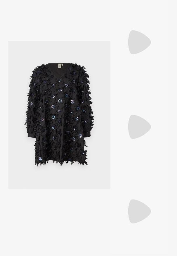 Vestido de tecido preto com decote em V, adornado com detalhes florais texturizados e lantejoulas, apresentando mangas longas e um design de ajuste solto.; Sapatos de salto alto metálicos dourados, com biqueira em ponta e salto grosso. Textura suave, design minimalista e uma tira estreita.; Bolsa de couro preta com forma curva, alça destacável e detalhes em dourado. A bolsa possui uma aba com detalhe de fivela.; Brincos em argola dourados com um acabamento liso e brilhante. Design circular com um pequeno pino e suporte transparente para um uso seguro.