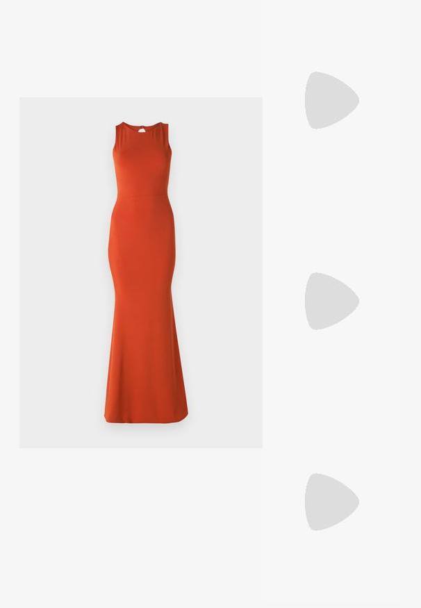 Robe sans manches orange avec une silhouette ajustée, un ourlet à hauteur des genoux et un détail de dos en forme de trou de serrure. Fabriquée dans un matériau lisse et extensible.; ALDO CRERIDE PILLOW WALK - Sandales - beige; Pochette en cuir noir avec un rabat et un détail en boucle en métal doré. Inclut une sangle noire et un design épuré et minimaliste.; Boucles d'oreilles en or avec une finition lisse et brillante. Design circulaire présentant un petit clou et une attache transparente pour un port sécurisé.