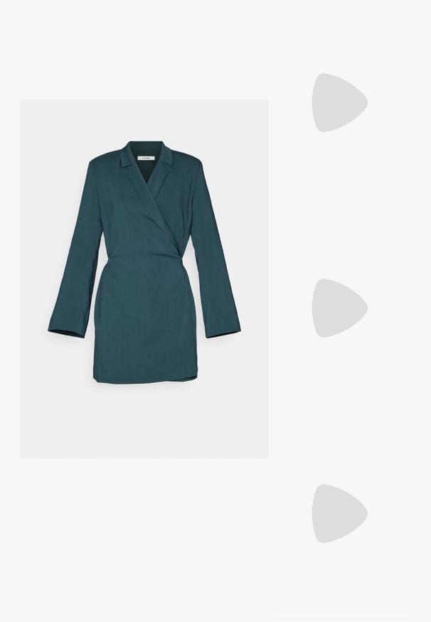 Robe portefeuille teal à manches longues, coupe ajustée, col à indentations et texture lisse. Présente un drapé subtil et un design non orné.; Ballerines en cuir noir avec un bout rond, texture lisse, détails de couture minimalistes et design de semelle flexible.; Sac seau en cuir noir avec une finition texturée, accents en matériel doré et une ouverture en haut. Il dispose d'une courte poignée et d'une sangle d'épaule réglable.; Boucles d'oreilles avec clou en métal doré et design torsadé. Chaque boucle d'oreille est dotée d'un arrière transparent circulaire pour un port sécurisé.