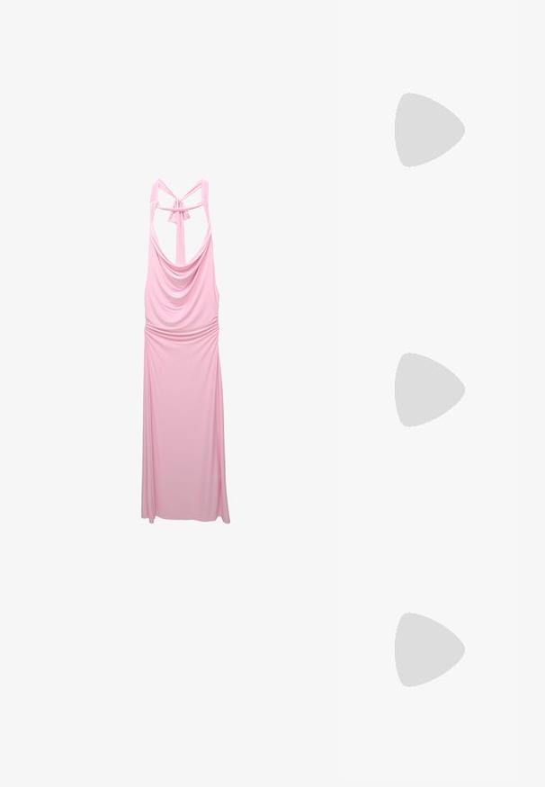 Abito rosa senza maniche realizzato in tessuto morbido, con scollatura drappeggiata, vita arricciata e dettaglio incrociato sulla schiena con un nodo.; Scarpa con tacco alto in pelle verniciata bianca, con punta affilata e superficie liscia, caratterizzata da un tacco sottile e un'apertura bassa.; Occhiali da sole rotondi con lenti scure e montatura dorata. Il modello indossa un cardigan leggero azzurro a costine con bottoni e maniche bianche a contrasto.; Wristlet Michael Kors in tela rivestita beige con motivo a logo MK ripetuto, hardware dorato e tracolla a catena staccabile.