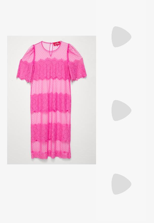 Przezroczysta różowa sukienka z koronkowymi akcentami i teksturą w kropki. Posiada krótkie rękawy oraz otwarcie w kształcie klucza na plecach.; Błyszczące bordowe botki za kostkę z masywną czarną obcasem, charakteryzujące się gładką teksturą i prostym wzornictwem. Brak widocznych zapięć lub wzorów.; Brązowe okulary w motyle z owalnymi soczewkami, cienkimi ramionami i przezroczystymi akcentami. Posiadają subtelne logo na zauszniku. Smukły, lekki design.; Czarna gładka skórzana torba na ramię z zaokrąglonym wierzchem, pojedynczym paskiem, zamknięciem na zamek i małym srebrnym logo umieszczonym na środku przodu.