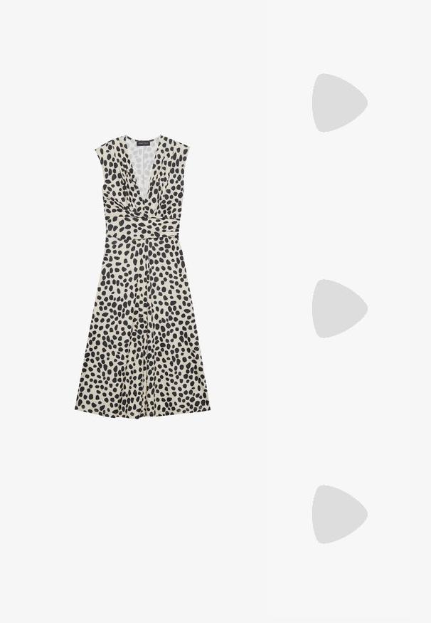 Robe beige avec des pois noirs, décolleté en V profond, manches courtes, taille cintrée et jupe fluide. Tissu lisse.; Escarpins slingback en cuir verni noir avec un embout pointu, un design à découpes arrondies et un talon carré. Présente un accent de boucle en ton doré.; Lunettes de soleil noires surdimensionnées avec des verres dégradés, monture épaisse et détails en chaîne dorée sur les branches.; Sac fourre-tout noir en matériau synthétique, avec un design rectangulaire simple, des accents carrés dorés et des doubles poignées.