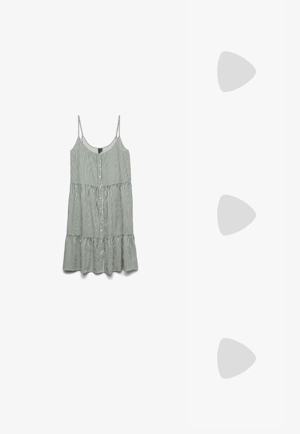 Prugasta zelena in bela brezrokavna obleka z gumbi spredaj in nabranim robom. Narejena iz lahkega blaga z tankimi naramnicami.; Črne usnjene pumpice z nazobčanimi prsti in nizko blokasto peto. Imajo trak okoli gležnja z zaponko v zlatem tonu. Gladka tekstura.; Črne prevelike sončne očala z degradacijskimi lečami, debelimi okvirji in zlatimi verižicami na ročajih.; Črna torbica z strukturirano obliko, gladko teksturo in kovinskim zaponko. Ujemajo se z širokimi črnimi hlačami in odprtimi sandali na lesenem tleh.