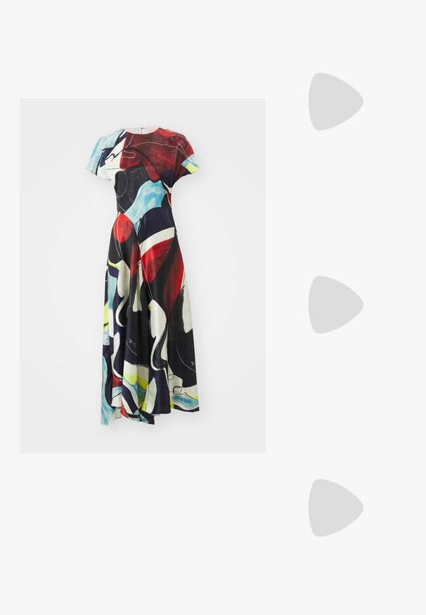 Rochie maxi dintr-un material ușor, având un model abstract multicolor, cu roșu, albastru, alb și negru. Mâneci scurte și un corsaj ajustat.; Adidași din piele albă, design de tip low-top, cu o textură netedă, vârf rotund, față șiretată și un mic logo brodat pe lateral.; Geantă din piele neagră în formă de jumătate de lună, cu accente din metal auriu, având un închidere cu fermoar. Purtați-o în diagonală peste un pulover gri.; Cercei cu tija aurie, cu un design răsucit. Fiecare cercel are un fundal circular transparent pentru o purtare sigură.