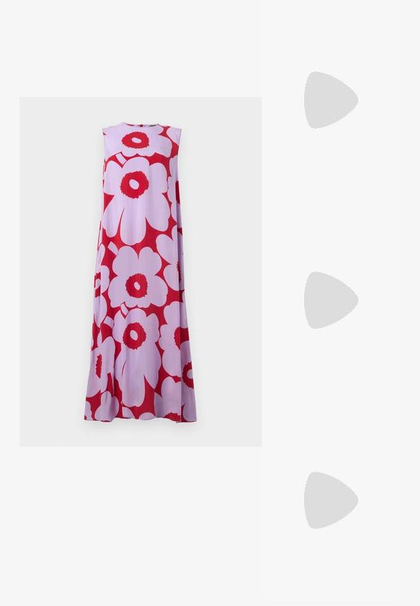 Ärmlös maxiklänning i lätt tyg med stora röda och rosa blommönster på en ljuslila bakgrund. Rund halsringning.; Svarta lackläder slingback klackar med spetsig tå och geometrisk klack. Har en elegant, minimalistisk design och slät yta.; Svarta rektangulära solglasögon med mörkt tonade linser, tjock plastbåge och breda tempel. Slät yta och vinkelren design.; Ett set med 16 silverarmband med olika texturer, inklusive släta, snodda och pärlformade mönster, arrangerade i fyra rader mot en vit bakgrund.