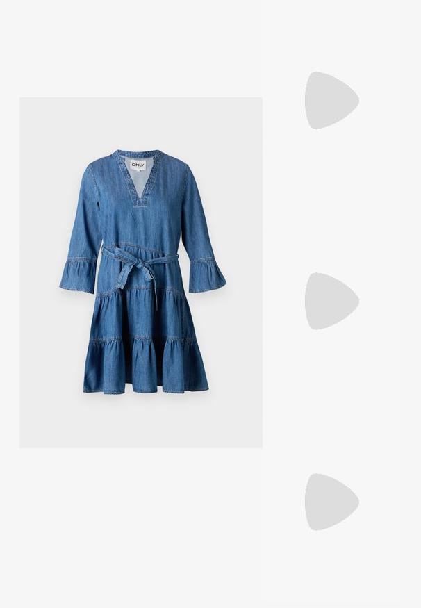 Denimkjole med V-hals, trekvart lange, utsvingte ermer, belte i midjen og lagdelt volangnederste kant. Har lyseblå sømmer og en avslappet passform.; Beige patenterte lærremmer med spiss tå og slank, firkantet hæl. Glatt tekstur og minimalistisk design uten dekorasjoner.; Hvit lær håndveske med en buet form, justerbar stropp og en liten spenne-detalj. Modellen har på seg en tettsittende svart antrekk.; Gullfarget metalløredobber med et elegant, buet design. Har en karakteristisk spiss form, polert overflate og hengsel-lukking.