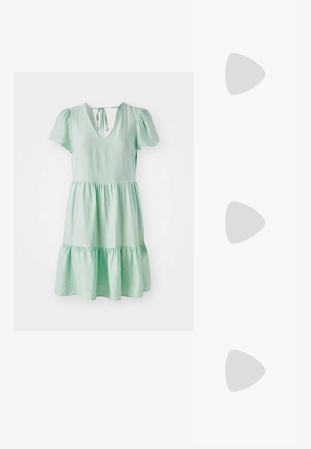 Vestido verde menta feito de material texturizado, com decote em V, mangas bufantes curtas e uma saia em camadas e franzida.; Sandy em verniz preto com salto slingback, ponta afilada e salto geométrico. Apresenta um design elegante e minimalista com textura suave.; Bolsa de mão metálica prateada em forma de coração, com textura lisa, fecho por pressão e corrente prateada.; Brincos em tom de ouro com formas onduladas e texturizadas. Inclui studs escultóricos com presilha e um design de argola aberta com um acabamento martelado.