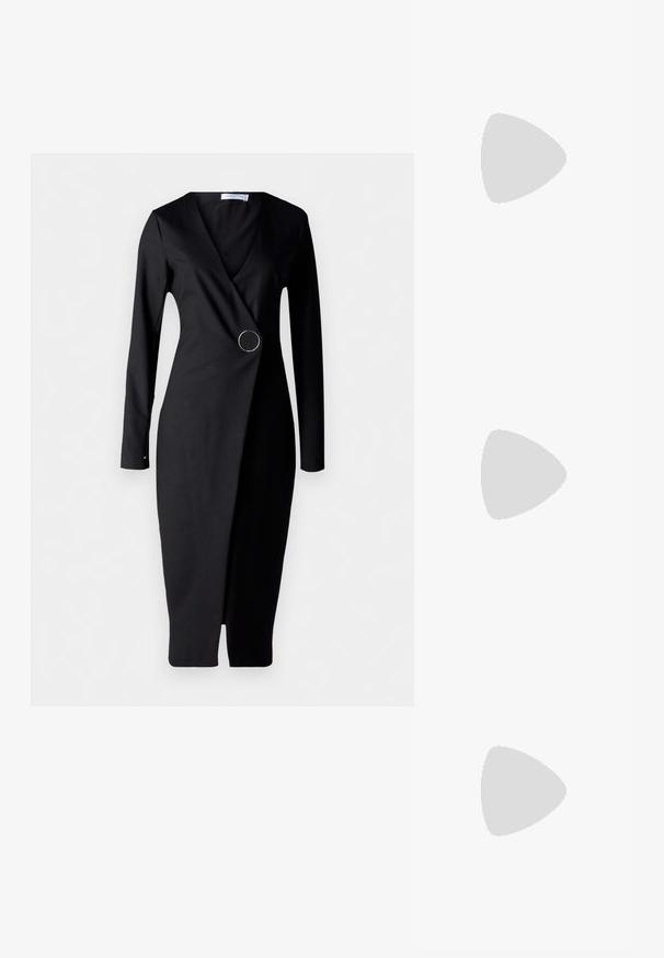 Sort langærmet omslagskjole med dyb V-udskæring, skrå design og en cirkulær metallaccent i taljen. Glat stofstruktur.; Sorte spidse slingback-sko med en lav hæl, lavet af glat læder og med udskæringer på siden for åndbarhed.; Sort læderhåndtaske med en buet form, slank håndtag, sølvfarvet lynlås og Calvin Klein-logo på fronten. Glat tekstur og minimalistisk design.; DKNY HEART DROP - Øreringe - gold-coloured/cry