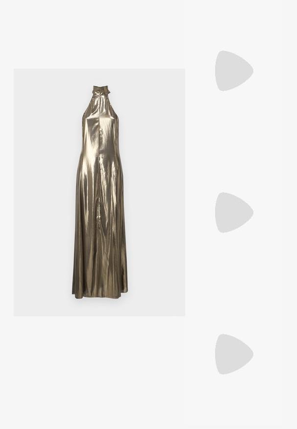 Metalni zlatni halter maxi haljina s elegantnim siluetom, koja se odlikuje visokim ovratnikom i glatkom, sjajnom teksturom.; Crne sandale na visokoj potpetici imaju tanke trake s čvorastim dizajnom, glatki kvadratni vrh i elegantnu stiletto petu.; Crne naočale s kutnim dizajnom u stilu mačjih očiju. Srebrni zrcalni leće. Tanji, lagani plastični okviri s suptilnim brendiranjem na sljepoočnicama.; Srebrne metalne naušnice s glatkim, oblikom suze i poliranim završetkom. Suptilni utori dodaju detalje. Minimalistički dizajn.
