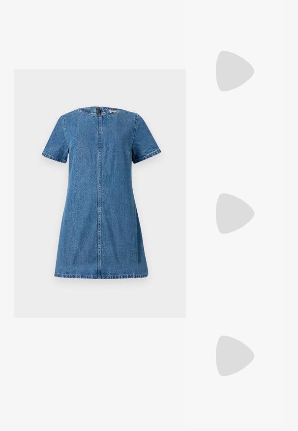 Robe en denim, manches courtes, encolure ronde, couleur bleue, tissu légèrement texturé, fermeture éclair au dos, coupe droite, longueur genoux.; T-shirt en coton blanc avec un grand graphisme de homard rouge vif sur le devant. Manches courtes et design à col rond standard.; Baskets montantes en toile blanche avec semelle en caoutchouc noir, capuchon en caoutchouc à l'avant, et six œillets pour les lacets, présentant un design épuré et minimaliste.; Sac à main en cuir rouge avec un design angulaire et géométrique. Il dispose d'une seule sangle ajustable et d'une fermeture à rabat avec un detailing cousu.
