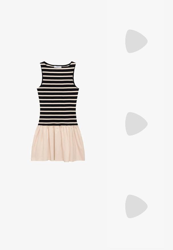 Randig klänning med en svart och cremefärgad övre del samt en cremefärgad, veckad kjol. Tillverkad av mjukt tyg med rund halsringning och ärmlös design.; Svarta flip-flop sandaler med texturerade sulor och tunna remmar, prydda med en liten dekorativ ädelsten vid fogen, placerade på en rund, vävd yta.; Beige tyghandväska med en böjd form, svart dragkedjehårdvara och ett tunt axelband. Texturerad utsida med minimalistisk design.; En stapel med två ringar; den översta är bärnstenfärgad med virvlar, och den nedersta är ljusbeige; båda är släta och glansiga i resin.
