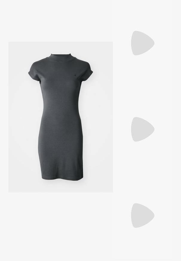 Φόρεμα κοντομάνικο σε σκούρο γκρι χρώμα με ψηλό λαιμό, εφαρμοστή σχεδίαση και μινιμαλιστικές λεπτομέρειες; φτιαγμέν�ο από ελαστικό ύφασμα.; Μαύρο παπούτσι slingback με αιχμηρή μύτη και χαμηλό τακούνι, κατασκευασμένο από λείο δέρμα με σχέδιο κοπής στη πλευρά για αερισμό.; Μαύρα εξάγωνα γυαλιά ηλίου με γκρι διαβαθμισμένα φακούς, που διαθέτουν γυαλιστερή επιφάνεια και διακριτική σήμανση στον βραχίονα. Κατασκευή από ανθεκτικό πλαστικό.; Μαύρη δερμάτινη τσάντα ώμου με απαλή υφή, τριγωνικό σχήμα και ρυθμιζόμενο λουρί, συνδυασμένη με ένα ανοιχτό μπλε ριγέ πουκάμισο και λευκό παντελόνι.