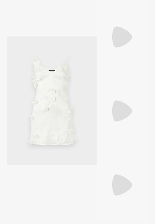 Vestido blanco hecho de una tela suave, con apliques de flores tridimensionales esparcidos por la parte frontal, y finas tirantes en los hombros.; Tacones slingback metálicos dorados con punta afilada y tacón grueso. Textura suave, diseño minimalista y una correa estrecha.; Bolso de mano metálico dorado con un diseño estructurado, textura suave y correa ajustable. Presenta una forma triangular única y un cosido minimalista.; Anillo en tono dorado con un diseño orgánico y retorcido, con una textura suave y extremos cónicos, creando una apariencia moderna y escultórica.