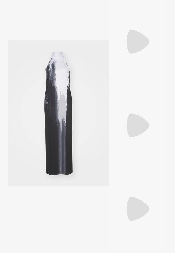 Zwart-witte mouwloze maxi-jurk van een gladde stof, met een hoge hals en een abstracte penseelstrekenpatroon in verschillende grijstinten.; Zwarte flip-flop sandaal met een glanzende afwerking, voorzien van een dunne band en een kleine decoratieve accent op de teenpost. Plat voetbed ontwerp.; Witte leren schoudertas met een gevouwen klep aan de voorkant, gebogen shape en een verstelbare schouderband. Bevat een subtiel logo aan de voorkant.; Gouden hoepeloorbellen met een gladde, gepolijste afwerking. Beschikken over een halve cirkelvorm en een veilige postsluiting.