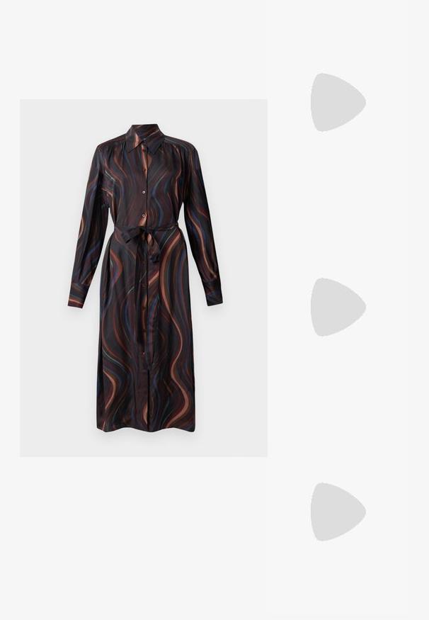 Vestido de manga longa em tecido escuro com padrões coloridos em espiral. Apresenta um colarinho, frente com botões e uma cintura cingida com cinto.; Sapato slingback em couro preto com biqueira fina, tiras decorativas com ilhós de metal e um pequeno salto quadrado. Superfície texturizada.; Saco de couro preto com uma alça de corrente prateada, apresentando ornamentos em forma de asas e costura branca ao longo da costura inferior.; Cadeados em forma de coração prateados com inscrições gravadas "SIM" e "NÃO", acabamento polido, design simétrico e um fecho de metal robusto.