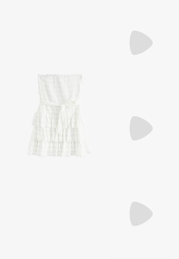 Weißes, schichtiges Kleid aus strukturiertem Stoff, mit einem gesmockten Oberteil und einem gebundenen Gürtel in der Taille. Die Lagen haben wellenförmige Kanten.; Goldene vegane Ledersandalen mit zwei verstellbaren Riemen, Korkfußbett und dunkler Gummisohle. Glatte Textur mit metallischem Finish.; Rechteckige Sonnenbrille mit einem Schildpatt-Kunststoffrahmen, dunklen Gläsern und silbernen Akzenten an den Seiten. Hergestellt in Italien.; Braune Leder-Crossbody-Tasche mit Logo-Muster, goldener Kettenriemen, Reißverschlussverschluss und goldenen Hardware-Details. Kompakte und rechteckige Form.