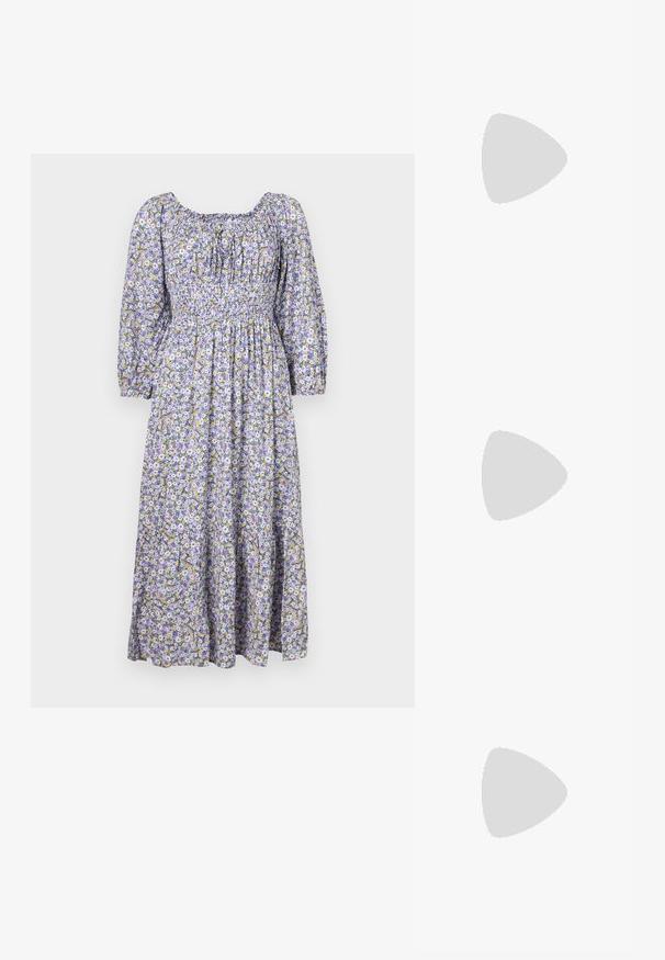 Maksi haljina s cvjetnim uzorkom u ljubičastoj boji, s nabranim rukavima, smokanom korzetom i višeslojnim suknjom ukrašenom malim žutim i bijelim cvjetovima.; Crne sandale na visokoj potpetici imaju tanke trake s čvorastim dizajnom, glatki kvadratni vrh i elegantnu stiletto petu.; Svijetlosivi metalik ruksač s lancem, ukrašen malim okruglim metalnim zakovicama i trokutastim logotipom marke.; Srebro naušnice u obliku prstena s glatkom, sjajnom završnom obradom. Zaobljenog oblika, laganog dizajna, s kopčom na poleđini.