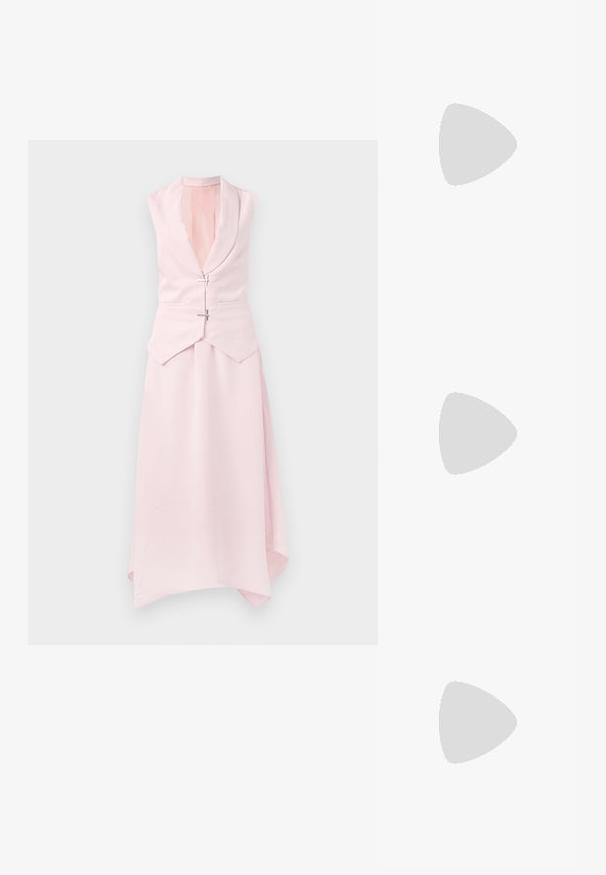 Abito senza maniche di un delicato rosa pallido con colletto sciallato, orlo asimmetrico e due fermagli decorativi argentati in vita. Tessuto liscio e strutturato.; Scarpa in plastica trasparente, senza lacci, con una trama a griglia, punta arrotondata e un piccolo accento argentato sulla cinghia. Suola flessibile di colore translucido.; Tory Burch Occhiali da sole - light rose gold-coloured; Borsetta nera realizzata in pelle texturizzata, con un motivo a diamante, una tracolla in metallo dorato e un manico superiore con chiusura a pattina con logo in rilievo.