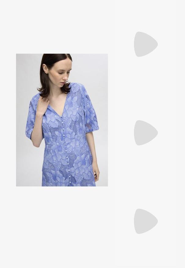 Selected Femme SLFNEMI 2/4 SLEEVES  - Maksi suknelė - vista blue; Auksiniai, metaliniai slingback aukštakulniai bateliai su smailiu pirštu ir masyviu kulnu. Lygus paviršius, minimalizmo dizainas ir siaura juostelė.; Juodas odinis krepšys su išlenkta forma, nuimamu dirželiu ir auksiniais detalėmis. Krepšys turi kilpą su sagtimi.; Auksinės tonacijos auskarai-žiedai su lygiu, poliruotu paviršiumi. Yra pusmėnulio forma ir patikimas užsegimas.