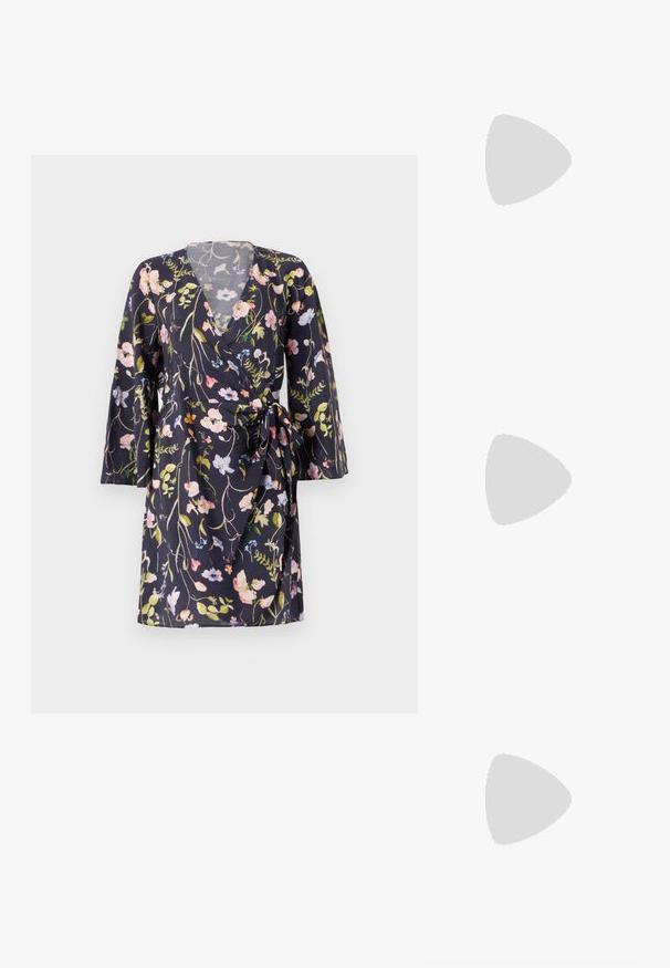 Vestido envolvente com mangas 3/4, tecido azul-marinho escuro com padrões florais coloridos, decote em V e detalhe de cintura amarrada.; Saltos slingback em verniz preto com bico pontiagudo e um pequeno salto bloco, apresentando um detalhe de fivela prateada na tira.; Bolsa de couro preta com forma curva, alça destacável e detalhes em dourado. A bolsa possui uma aba com detalhe de fivela.; Brincos em tom de ouro com formas onduladas e texturizadas. Inclui studs escultóricos com presilha e um design de argola aberta com um acabamento martelado.