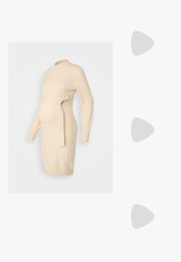 Rochie de maternitate tricotată, de culoare bej deschis, cu guler rotund, mâneci lungi și un brâu legat la talie pentru ajustare. Textură netedă.; Sandale negre cu toc înalt au curele subțiri cu un design legat, un vârf pătrat neted și un toc stiletto elegant.; Geantă metalică gri deschis, cu un strap din lanț, decorată cu mici ținte circulare metalice și un logo de marcă triangular.; Cercei rotunzi din argint cu un finisaj neted și strălucitor. Design ușor, având o formă rotundă și închidere cu tijă.