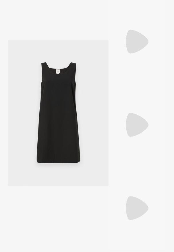 Svart ärmlös klänning med fyrkantig halsringning och rak skärning, tillverkad av mjukt tyg. Har en minimalistisk design och ingen synlig hårdvara.; Svart spetsig slingback-sko med låg klack, som har ett slätt lädermaterial och utskärningsdesign på sidan för andningsförmåga.; Svart läderhandväska med en böjd form, smal handtag, silverfärgad dragkedja och Calvin Klein-logotyp på framsidan. Slät yta och minimalistisk design.; Tre metallringar: en roséguld, en guld med texturerade detaljer och en silver, alla med ingraverad märkning på den inre ringen.