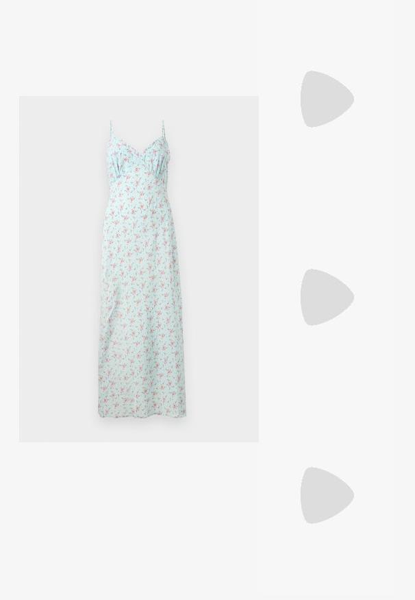 En lyseblå, blomstertrykket kjole med tynne stropper, som har samlet detaljer ved brystet og en flytende, ankel-lang silhuett.; Spiss-tå høyhælte sko med en fargekomposisjon av sølv, gull og nude. Glanset overflate med utskjæringsdesign, med en stiletto hæl.; Sølvfarget metallisk poseveske med en myk, avrundet form og en knyttet topplukking. Laget av glatt imitert skinn.; Sølv hoops øredobber med en tvistet design, som har en polert finish og bakstøtte. Mål omtrent 3 cm i diameter.