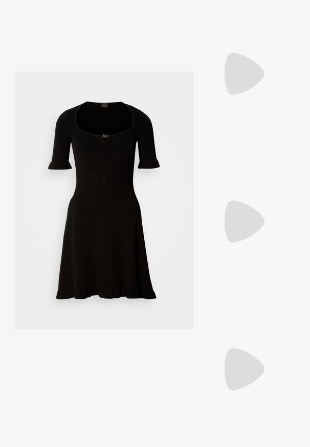 Must mustrõngaga must kleit, millel on ümmargune kaelus ja lühikesed ripsmed, mis laienevad õrnalt vöökohtadest. Täiendavaid üksikasju ei ole nähtaval.; Mustad nahast slingback kontsad terava ninaga, millel on õhuke konts ja kuldse tooni aktsent reguleeritaval rihmal. Sile tekstuur.; Must mustrist käekott, millel on struktureeritud disain, lühendatud kuju, ülemine käepide ja kuldne metallist detail. Reguleeritav õlalihm on kaasas.; DKNY HEART DROP - Kõrvarõngad - gold-coloured/cry
