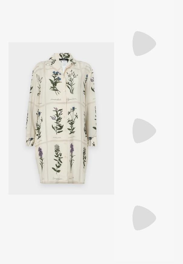 Kosu srajca s cvetličnim vzorcem v smetani barvi, ki vključuje botanične ilustracije v zeleni in modri barvi. Design z gumbi, ovratnik in dolge rokave.; Sandalne pete z tkano juto podlago, kremnimi trakovi in majhnim kovinskim detajlom z zaponko. Minimalističen dizajn z odprtim prstom.; Svetlo bež očala za sonce z ovalnimi lečami, črno zaščito in kovinskimi logotipnimi akcenti na tempeljih. Gladka tekstura, dizajn v obliki mačjih oči.; Bela teksturirana torbica z gubanjem, ki ima zlato verigo za nošenje. Gladka površina z subtilnimi valovi in zaobljenimi robovi.