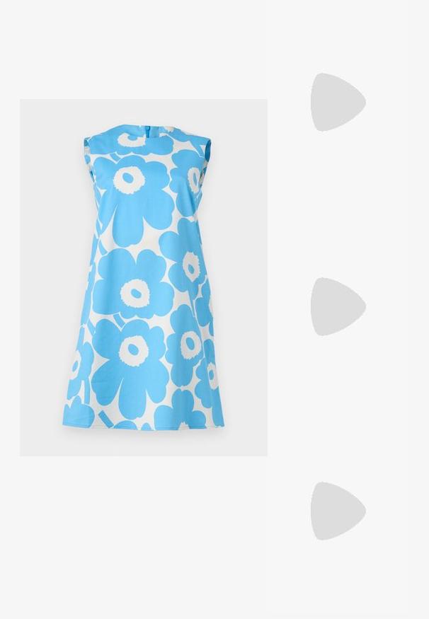 Blaues Blumenkleid mit großen weißen Gänseblümchen-Mustern, kurzen Ärmeln, Rundhalsausschnitt und einem Reißverschluss auf der Rückseite. Aus leichtem Stoff gefertigt.; Schwarzer spitz zulaufender Slingback-Schuh mit niedrigem Absatz, der aus glattem Leder gefertigt ist und seitliche Ausschnitte für Atmungsaktivität aufweist.; Schwarze Leder-Umhängetasche mit weicher Textur, dreieckiger Form und verstellbarem Tragegurt, kombiniert mit einem hellblauen gestreiften Hemd und weißen Hosen.; Silberne Creolen mit einem glatten, geschwungenen Design. Mit einem glänzenden metallischen Finish und Steckverschluss. Keine sichtbaren Muster oder Akzente.