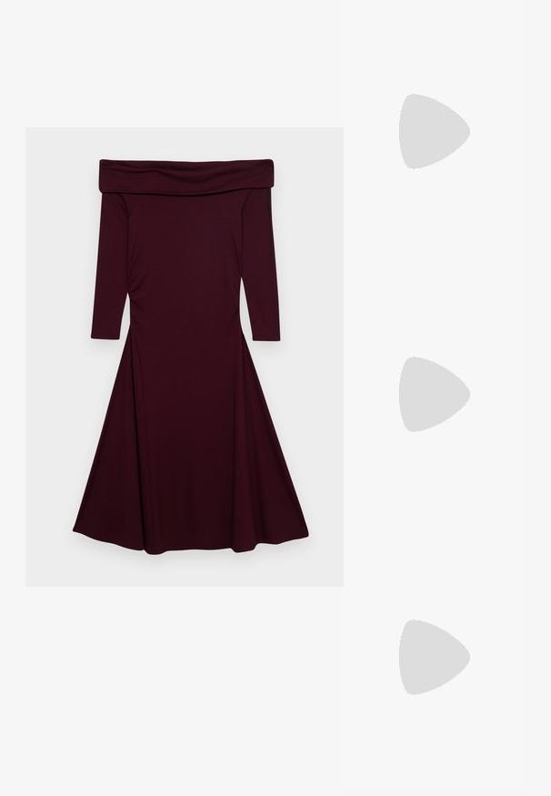 Vestido borgonha cai-cai com mangas três quartos, corpete justo, saia rodada e detalhes franzidos nas laterais, feito de tecido elástico.; Salto slingback em patente preta com bico apontado, apresentando um padrão de pele de cobra texturizado, tira ajustável e um salto bloco curto e texturizado.; Bolsa de ombro em couro preto com dois bolsos frontais, fivelas douradas, fecho de zíper e uma alça fina. Superfície texturizada e forma retangular compacta.; Brincos em metal dourado com forma de arco alongado e curvado. Apresentam uma superfície lisa e brilhante, com uma ponta arredondada para um detalhe adicional.