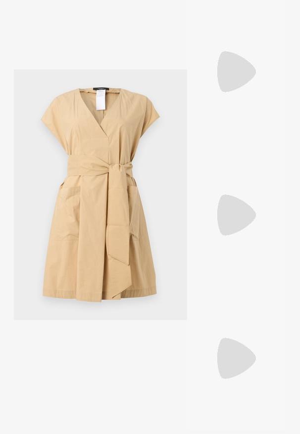 Khaki kietäesuvaikka, jossa on V-aukko, lyhyet hihat, kangassolki ja kaksi sivutaskua. Valmistettu sileästä puuvillasekoitemateriaalista.; Valkoiset nahkakengät, matala malli, jossa on sileä pinta, pyöreä kärki, nauhakiinnitys edessä ja pieni brodeerattu logo sivulla.; Mustan nahka-buckettikassi, jossa on teksturoitu pinta, kultaiset metalliosat ja avoin yläosa. Ominaisuuksiin kuuluu lyhyt kahva ja säädettävä olkahihna.; Kultaketjut korvakorut, joissa on kierretystä muotoilusta valmistettu solmu. Jokaisessa korvassa on pyöreä, kirkas tausta varman käyttömukavuuden takaamiseksi.