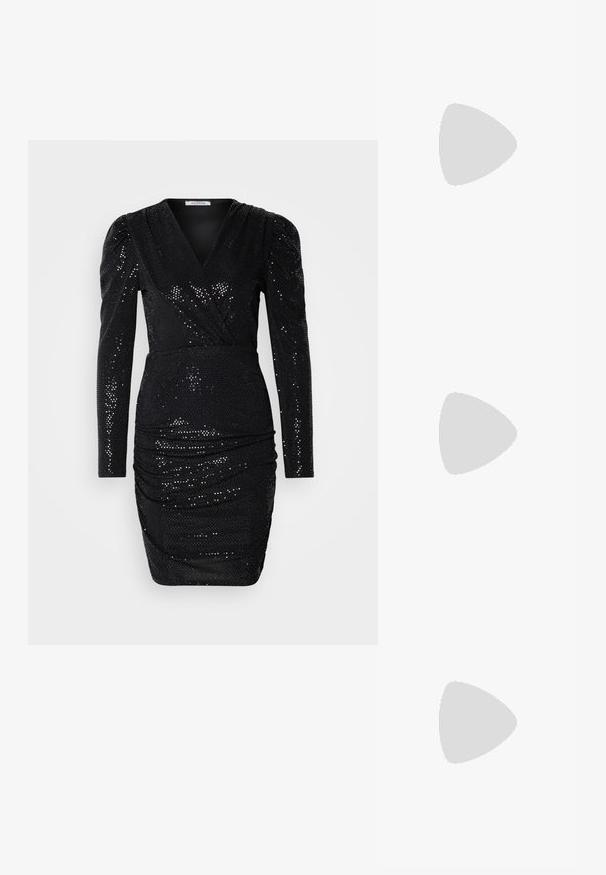 Abito nero in paillettes con maniche lunghe, scollatura a V profonda, dettagli arricciati in vita e silhouette aderente, caratterizzato da una superficie liscia.; Décolleté neri in vernice con punta affilata e tacco a blocco piccolo, dotati di un accentuato con fibbia argentata sulla cinturino.; Borsa a tracolla nera in pelle con una forma curva, manico rimovibile e accessori dorati. La borsa presenta una patta con un dettaglio a fibbia.; Orecchini a cerchio in argento decorati con numerosi abbellimenti in cristallo trasparente, con una superficie testurizzata e un design circolare aperto.