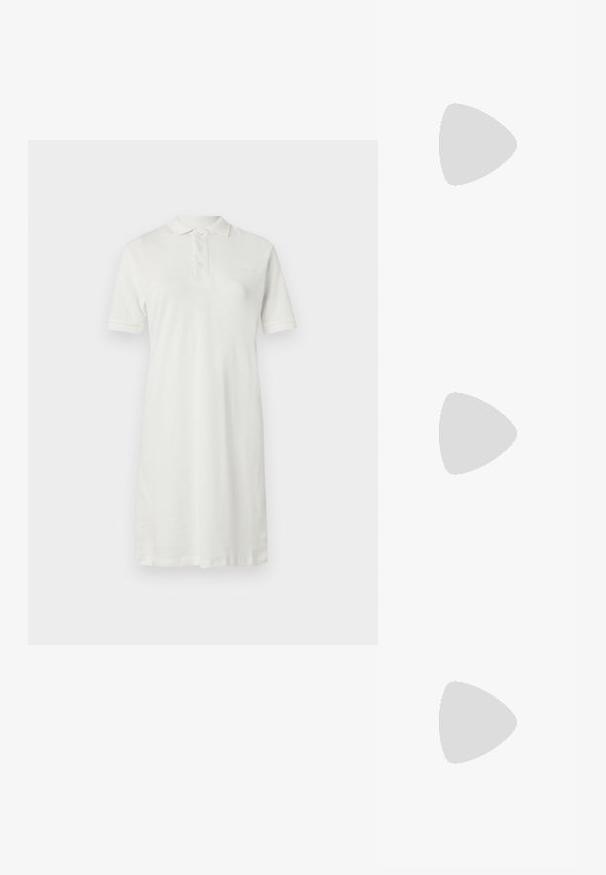 Bela polo obleka iz bombaža s ovratnikom, kratkimi rokavi, ravnim krojem in tremi gumbi spredaj.; Črne lakirane gležnjarje z ostrim nosom in elegantno silhueto. Imajo stiletto peto in gladko teksturo.; Črne in zlate sončne očala z zelenimi lečami, v obliki mačjih oči, z kovinskimi detajli in teksturiranim okvirjem.; Črna kviltana usnjena torbica z zlatim verižnim ročajem in zapiranjem z obročkom, ki ima okroglo okrasje. Kompaktna pravokotna oblika.