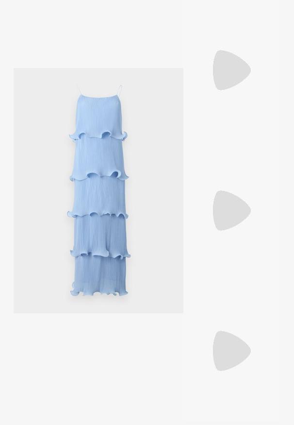 Copenhagen Muse KIRA - Robe longue - forever blue; Des sandales noires à talons hauts avec des fines lanières au design noué, un bout carré lisse et un talon aiguille élégant.; Sac à main en métal gris clair avec une bandoulière en chaîne, orné de petits clous métalliques ronds et d'un logo de marque triangulaire.; Boucles d'oreilles en argent avec une finition lisse et brillante. Forme arrondie, conception légère, avec un fermoir à tige.
