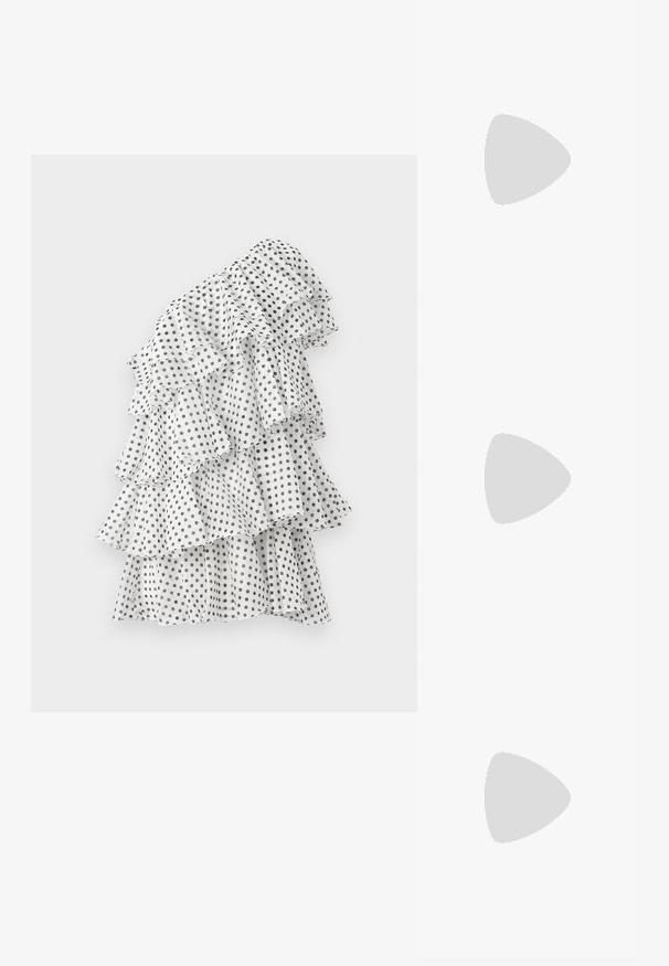 Robe blanche à pois noirs, dotée de multiples couches volantées, au design asymétrique et en tissu léger.; Mules lilas à talons avec une tige en plastique transparent et un talon bloc transparent. Texture lisse, design à bout ouvert, forme minimaliste.; Sac à main en perles aux couleurs vives : rose, orange, bleu et marron. Surface texturée avec des perles circulaires et des formes organiques, poignées robustes.; Boucle d'oreille en argent avec une finition polie, présentant de petits détails en or et de forme ronde, portée sur le lobe.