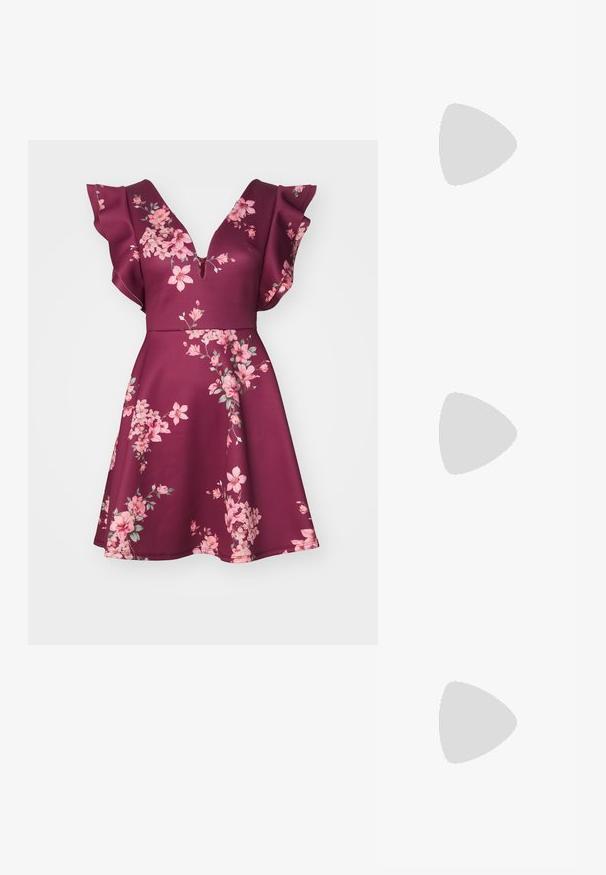 Bordó ruha mély V-nyakkal és fodros ujjakkal, amelyet lágy rózsaszín és zöld virágminták díszítenek, sima anyagból készült.; Fehér slingback sarok, hegyes orral, sima felső anyaggal, alacsony blokk sarkával és oldalsó kivágott dizájnnal, állítható csatpánttal.; Kerek napszemüveg sötét lencsékkel és arany kerettel. A modellen világoskék, bordázott kardigán van gombokkal és kontrasztos fehér ujjaival.; Michael Kors bézs bevonatos vászon karkötő, amely ismétlődő MK logó mintával, aranyszínű fémrészletekkel és levehető lánchordóval rendelkezik.
