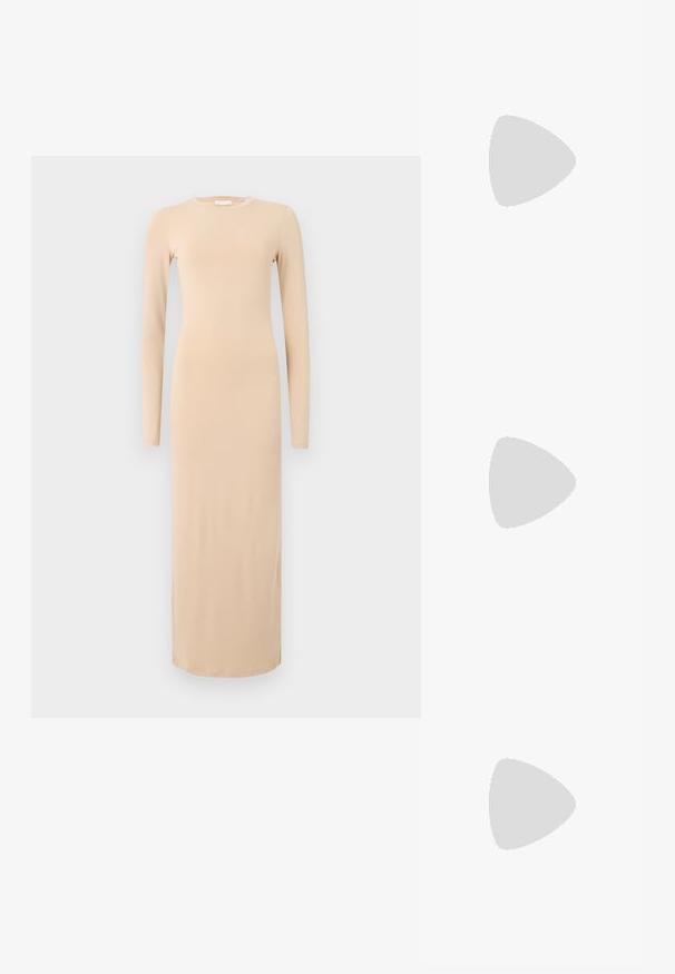 Dlouhý rukáv, přiléhavé šaty z jemné béžové tkaniny. Mají kulatý výstřih a sahají až po kotníky, nabízejí hladký, minimalistický design.; Bílé sandály na vysokém podpatku s robustním podpatkem, s designem s pásky a zavazováním kolem kotníku. Hladký povrch s platformou vpředu pro zvýšení výšky.; Čtvercové sluneční brýle s hnědými skly a tenkým černým kovovým rámem. Mají šikmé stranice a nastavitelná nosní polštářky pro pohodlí.; Bílá syntetická kabelka v trojúhelníkovém tvaru, s plochým předním klopným víkem a detailem mašle, nastavitelným popruhem, hladkým povrchem a minimalistickým designem.