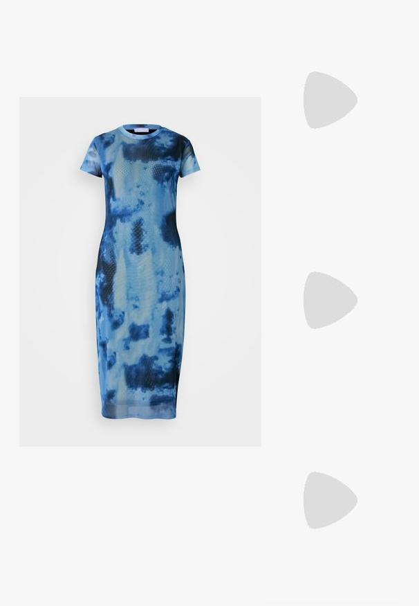 Modrá tie-dye midi šaty vyrobené z ľahkého materiálu, s krátkymi rukávmi, okrúhlym výstrihom a priliehavým strihom s hladkou textúrou.; Čierne sandále na vysokom podpätku majú tenké remienky s uzlovým dizajnom, hladký štvorcový špičku a elegantný stiletto podpätok.; Svetlošedá metalická kabelka s reťazovým popruhom, ozdobená malými kruhovými kovovými štítkami a trojuholníkovým logom značky.; Strieborné kruhové náušnice s hladkým a lesklým povrchom. Okrúhly tvar, ľahký dizajn, s uzáverom na kolík.