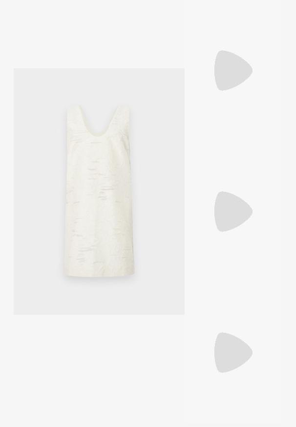 Valkoinen hihaton mekko, jossa on U-muotoinen kaula-aukko. Mekossa on teksturoitu pinta, jossa on hienovaraisia, epäsäännöllisiä kuvioita. Materiaali on sileä ja pituus polven ylle.; Mustat korkokengät, joissa on punottuolkaiminen design, neliömäinen kärki ja säädettävä nilkkahihna. Vaaleanbeige jalkapohja ja kiiltävä musta korko.; Burgundipun nahkainen pleated-käsilaukku, jossa on kullanvärinen ketjukahva ja pieni suorakulmainen metallikoriste. Pehmeä rakenne, pyöreä muoto ja elegantti muotoilu.; Ranneketju, jossa on kiiltävä kultainen pinta ja toisiinsa liittyviä pitkiä linkkejä. Jokaisella linkillä on erottuva soikea muoto.