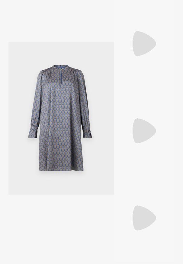 Pikaevaritega sinine kleit, millel on korduv kollane muster stiliseeritud koorikloomadega. Omab ümarat kaelust ja volditud varrukaid.; Must musta nahk kingad sanga ja terava ninaga, ankle strapidega, millel on hõbedased pandlad ja riistvara ning õhuke konts.; Kuldmetallist käekott, millel on struktureeritud disain, sile tekstuur ja reguleeritav rihm. Omab ainulaadset kolmnurkset kuju ja minimalistlikku õmblust.; Kuldse värvi kõrvarõngad, mis on kaunistatud tekstuursete ja laineliste kujunditega. Komplektis on skulpturaalsed klamber kõrvarõngad ja avatud rõngasdisain, millel on lõhestatud viimistlus.