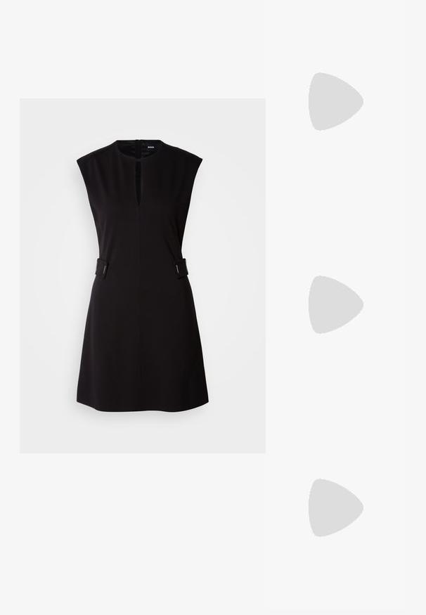 Robe noire sans manches avec un col rond, fente à l'avant et accents latéraux. Fabriquée en tissu lisse avec un design ajusté et une longueur au genou.; Chaussure à talon haut en cuir noir avec un bout pointu, texture lisse et un talon effilé. Design minimaliste, sans embellissements supplémentaires.; Sac à épaule en cuir noir au toucher doux, de forme triangulaire et avec une bandoulière réglable, associé à une chemise à rayures bleu clair et à un pantalon blanc.; Boucles d'oreilles en argent avec une finition lisse et brillante. Forme arrondie, conception légère, avec un fermoir à tige.