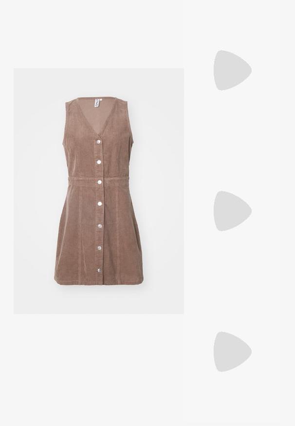 Hnědý manšestrový bezramínkový šaty s výstřihem do V, předním zapínáním na knoflíky a páskem v pase, který zvýrazňuje siluetu. Jemně ribbovaná textura.; Béžové ploché boty s špičatou špičkou z krémové kůže s průhledným svrškem posetým třpytivými kamínky. Měkká podrážka pro maximální pohodlí, minimalistický design.; Bílá strukturovaná kabelka s krátkými uchy a ramenním popruhem, zdobená zlatými kovovými prvky a texturovaným materiálem, vystavená na šedém pozadí.; Náušnice ve zlatém tónu z kovu s elegantním zakřiveným designem. Vyznačují se jedinečným špičatým tvarem, lesklým povrchem a závěsem na kloub.