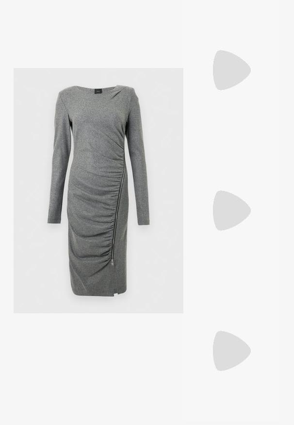 Vestido gris de manga larga con un acabado texturizado, que presenta fruncidos en el costado, un detalle de cremallera en el dobladillo y un escote ligeramente asimétrico.; Botas de tobillo de charol negro con puntera curva, paneles laterales elásticos y un tacón ancho. Presentan un logo embosado en la parte posterior.; Gafas de sol negras con lentes degradados, forma cuadrada y una patilla con un patrón texturizado en blanco y negro. Presenta un acento de logo en plateado.; Pendientes de aro de oro con un diseño texturizado y tres acentos de cristal transparente en un lado, que ofrecen una estética geométrica moderna.