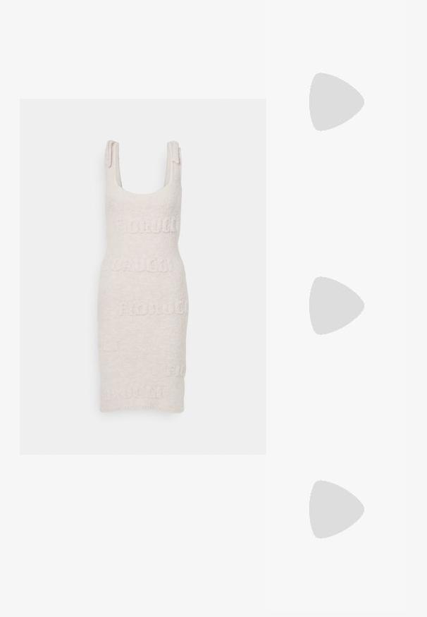 Šviesiai beige prilipęs suknelė su tekstūruotu paviršiumi, pasižyminti apvaliu iškirpimu ir pečių akcentais, su įspaudu žodžiu "Fiorucci."; Baltos aukštakulnės šlepetės su kryžmine dirželių konstrukcija, pagamintos iš lygios medžiagos, su plona kulniuku ir tekstūruotu tamsiu padu.; MICHAEL Michael Kors MONA - Rankinė per petį - optic white; Aukso didelių ir mažų auskarų rinkinys, pasižymintis įvairiomis dydžio ir dizaino variacijomis, įskaitant mažus, vidutinius ir didelius stilius, su lygiu metaliniu paviršiumi.